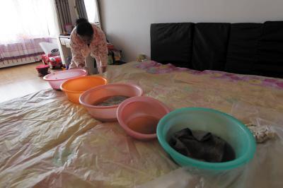 平阴楼上漏水，住户失联，小区没物管，业主维权难！律师来支招……